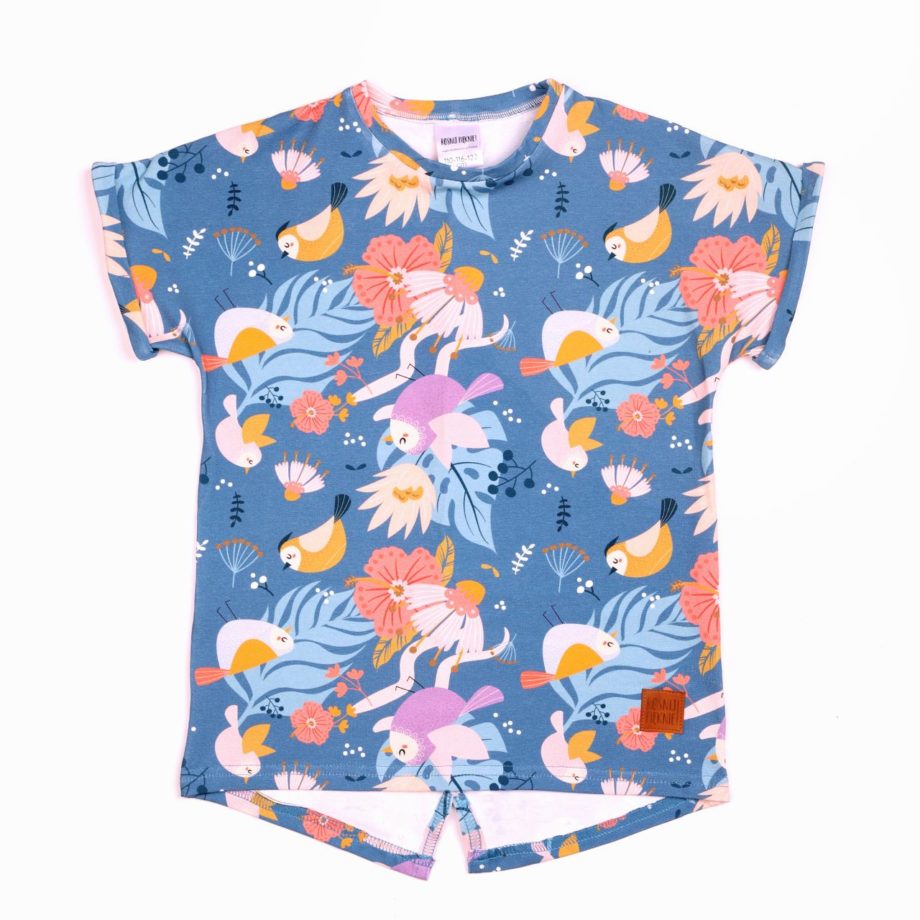 Bardzo wygodna t-shirt dla dziewczynki, o lekko kimonowym kroju idealny na wiosnę. Rośnie z dzieckiem i starcza na min. 3 rozmiary.